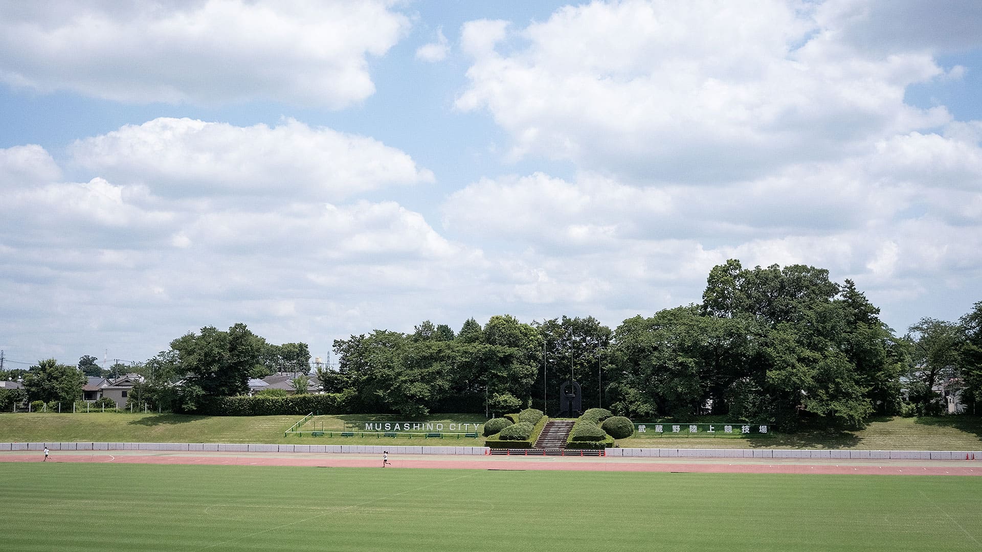 真夏の武蔵野総合体育館の運動場