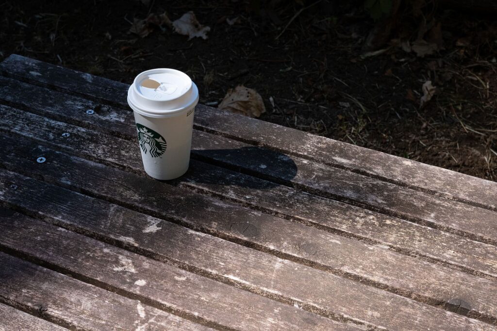 暑い日は日陰で涼しく冷たいコーヒーでも飲みましょう