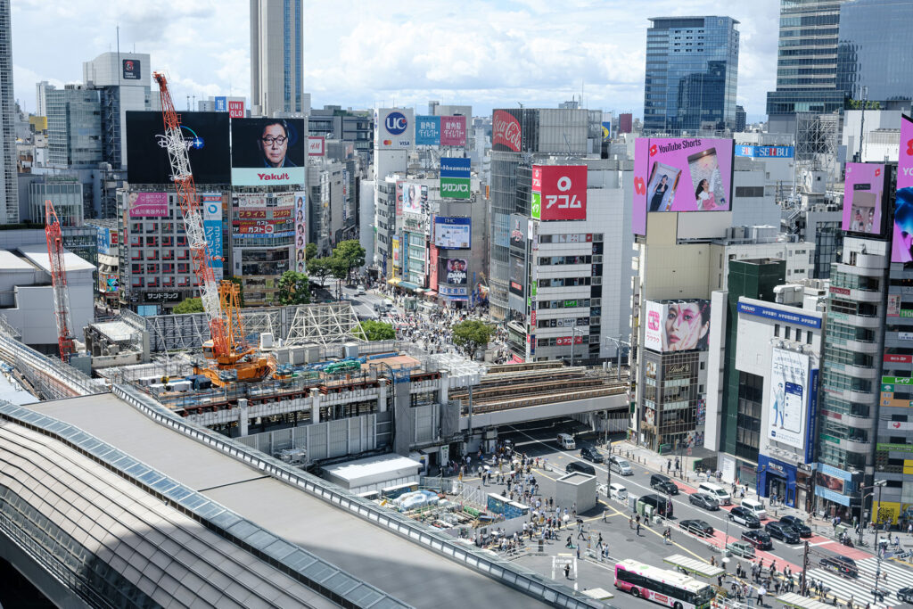 ヒカリエから見るスクランブル交差点方面。かなり暑いけど結構人が歩いていますね。