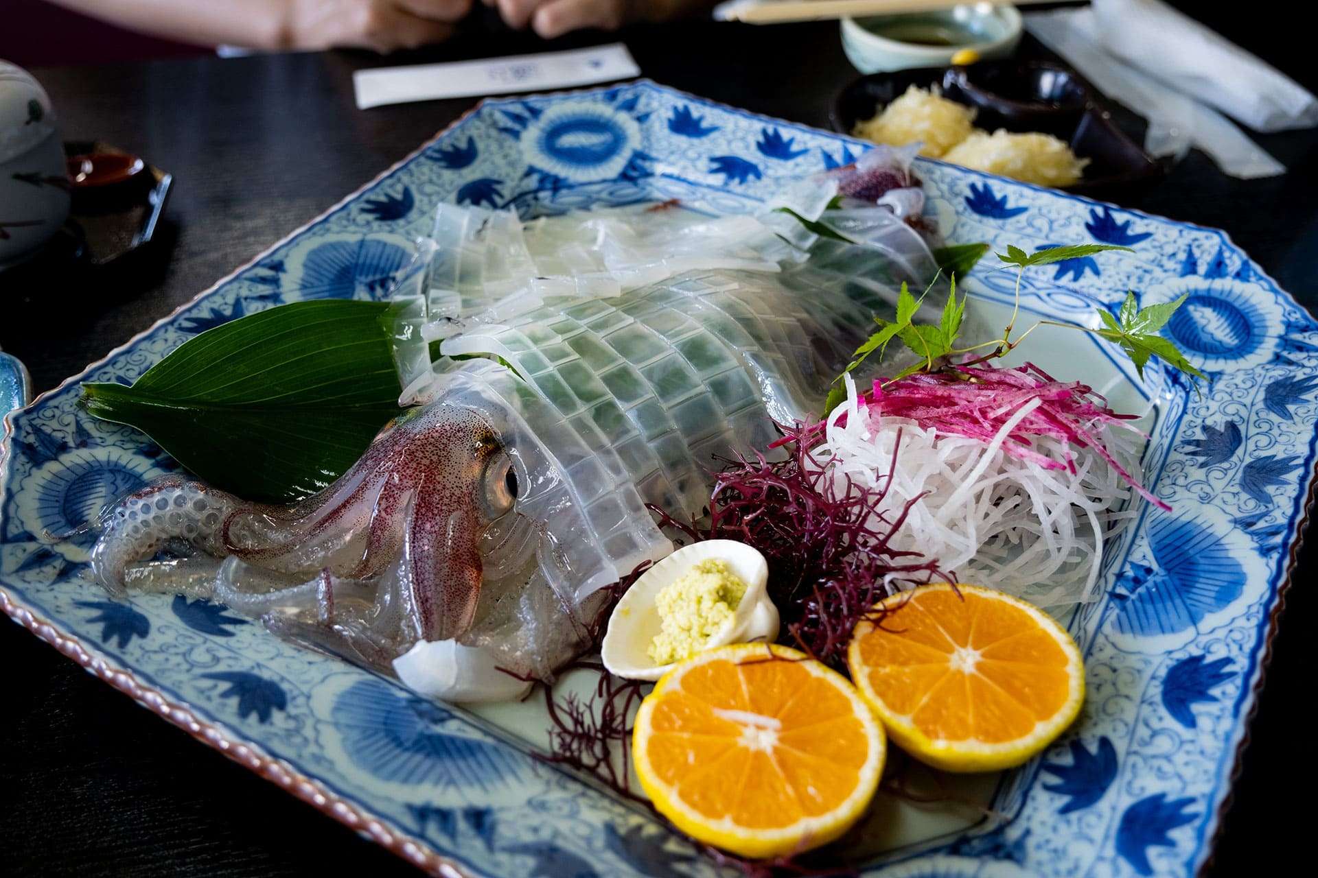 唐津に行ってイカの活き造り。透明のコリコリした食感のイカは本当美味しい