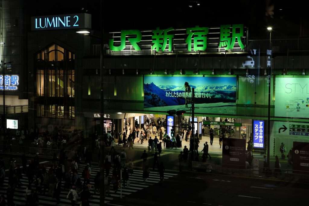 バスタの上からの新宿駅。完全に手持ちですがほとんどブレないですね