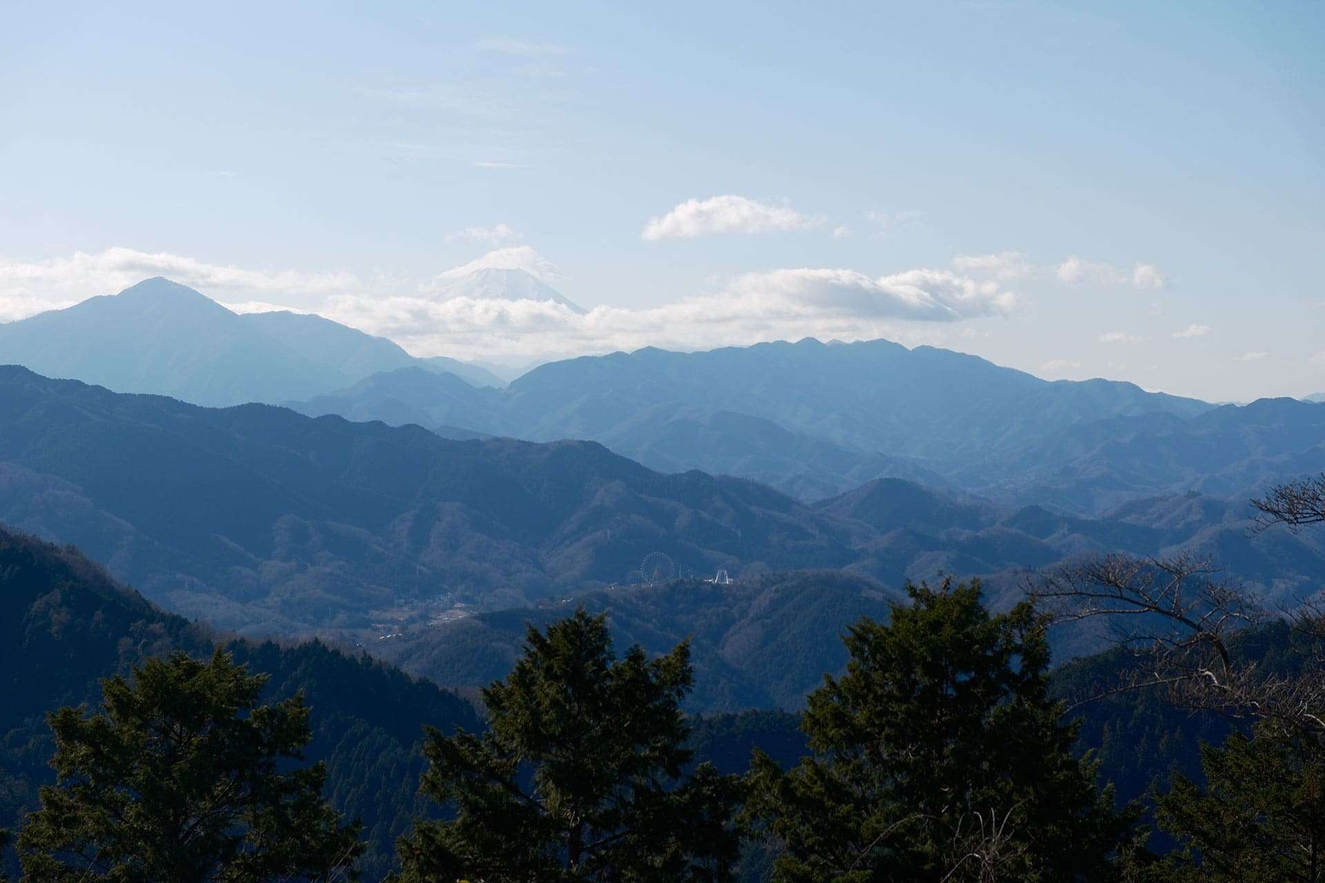 今回は高尾山の山頂から富士山が見えました。